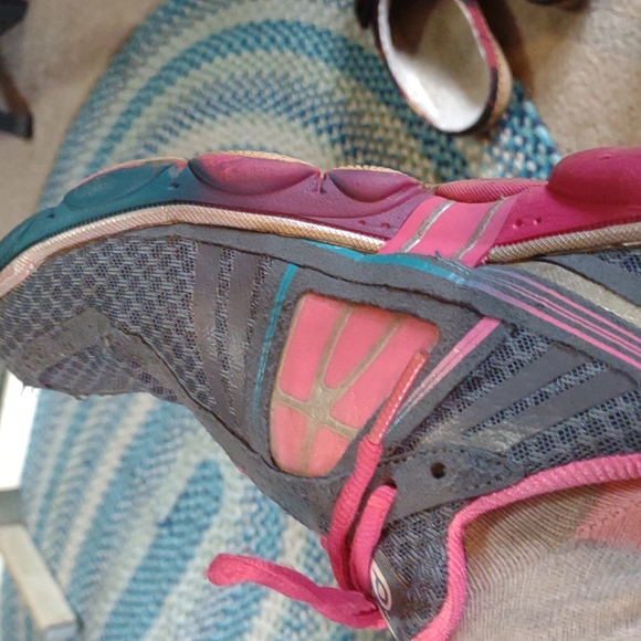 Tennis shoes - Picture 2 of 6